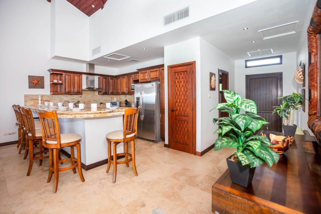 Pristine Bay Villa 1304 With Large Pool - 3 Bedroom Condo French Harbour Bagian luar foto