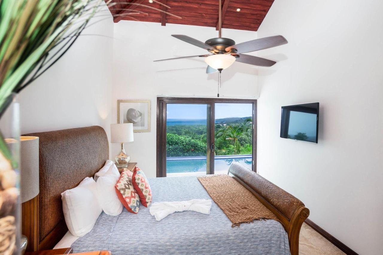 Pristine Bay Villa 1304 With Large Pool - 3 Bedroom Condo French Harbour Bagian luar foto