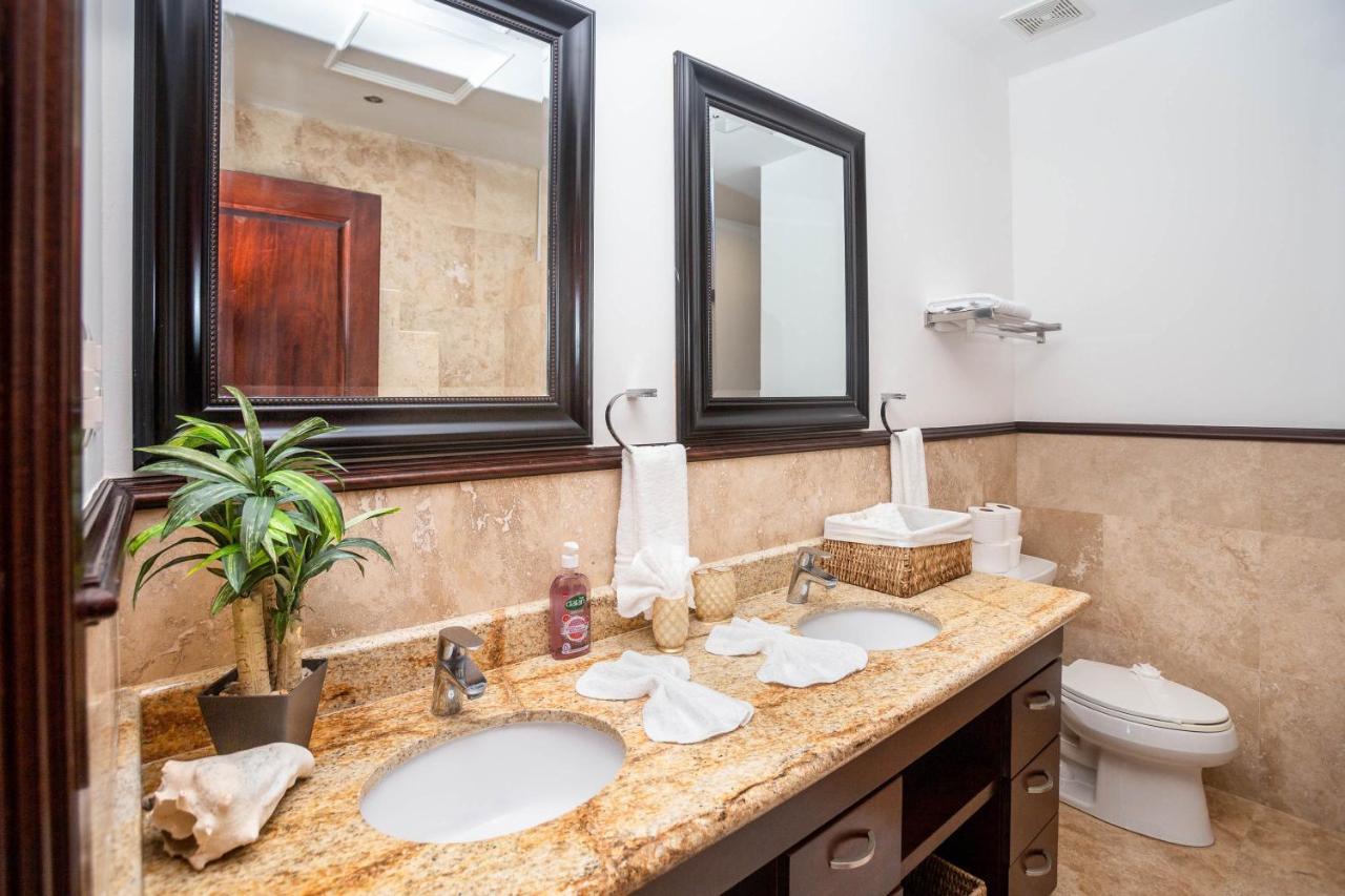 Pristine Bay Villa 1304 With Large Pool - 3 Bedroom Condo French Harbour Bagian luar foto