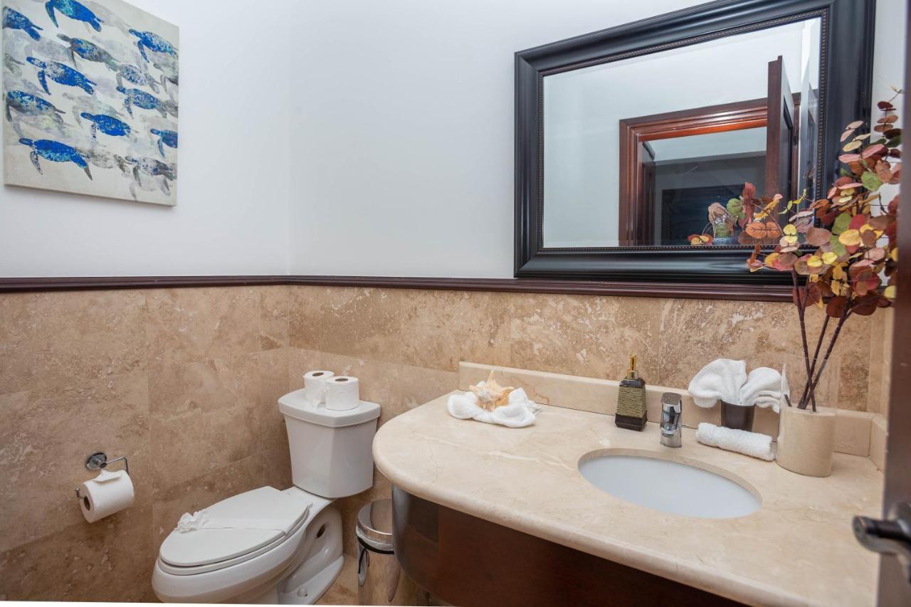 Pristine Bay Villa 1304 With Large Pool - 3 Bedroom Condo French Harbour Bagian luar foto