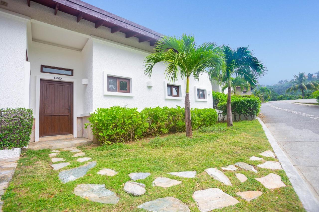Pristine Bay Villa 1304 With Large Pool - 3 Bedroom Condo French Harbour Bagian luar foto