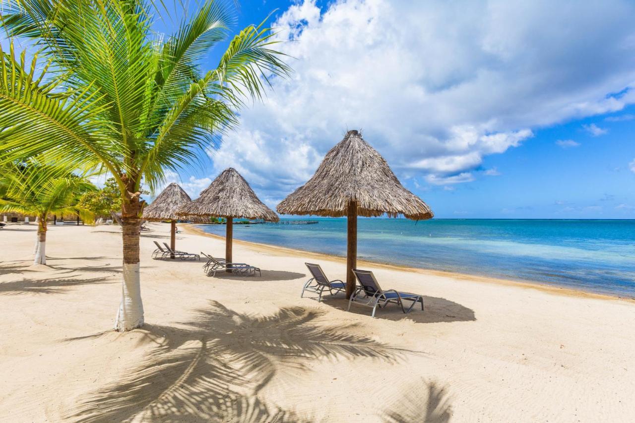 Pristine Bay Villa 1304 With Large Pool - 3 Bedroom Condo French Harbour Bagian luar foto